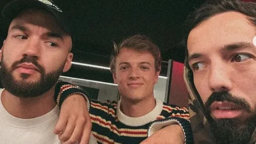 Il va vous faire vivre le concert de Bigflo et Oli sur le compte...