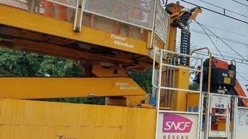 Un « train dérouleur » défile sur les voies ferrées de la région 