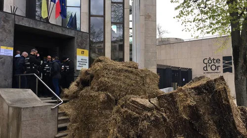 Agriculteurs : paille devant le Conseil régional et tram bloqué à...