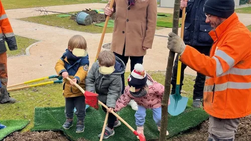 Chevigny-Saint-Sauveur célèbre la plantation de son 3 000ᵉ arbre en...