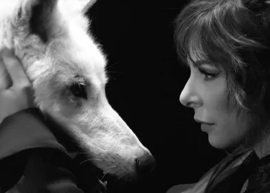 Mylène Farmer se met en scène en noir et blanc dans le clip « Des...