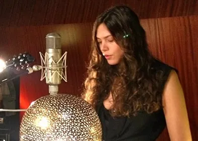 Vanille, la fille de Julien Clerc, sort son premier single