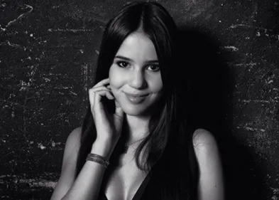 Marina Kaye chante « This Time is mine », accompagnée au piano