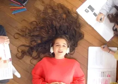 L'ancienne « Kids United » Erza Muqoli chante un titre écrit par...