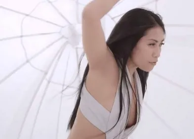 Vidéo : Anggun vole « Face au vent »