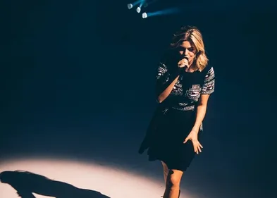 En plein concert, Louane affiche son soutien à Nice
