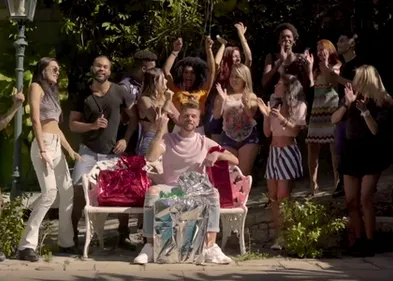 Keen'V fête son anniversaire à Rio dans son clip