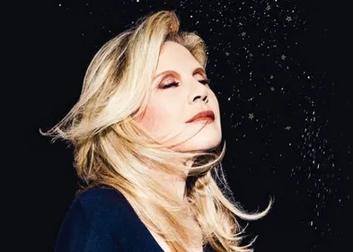 Sylvie Vartan fait ses débuts au théâtre en diva excentrique, avant...