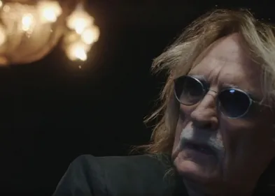 En attendant son album, Christophe se met en scène pour la vidéo de...