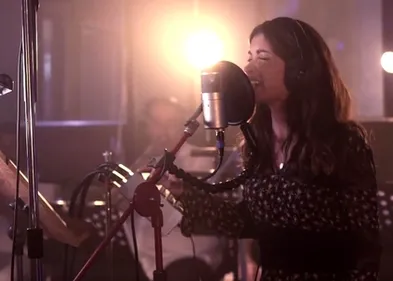 « Mourir dans tes yeux » : regardez le clip de Jenifer en studio