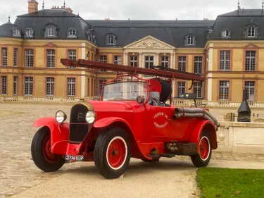 Des camions de pompiers historiques exposés au château de Rambouillet