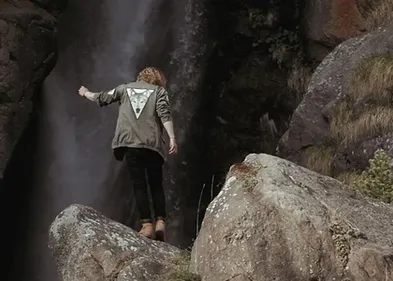 Julien Doré fait une surprise à ses fans en sortant une vidéo de 40...