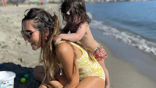 Un moment de tendresse pour Joyce Jonathan à la plage