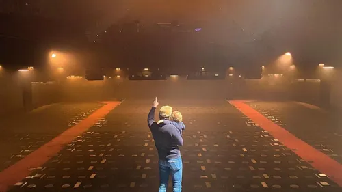 Vianney immortalisé sur scène avec son fils