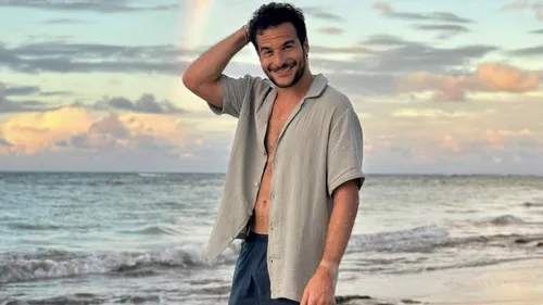 Amir fait appel à ses fans pour... trouver une guitare !