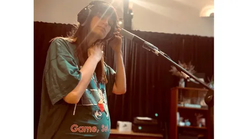 Carnet rose pour Clara Luciani !