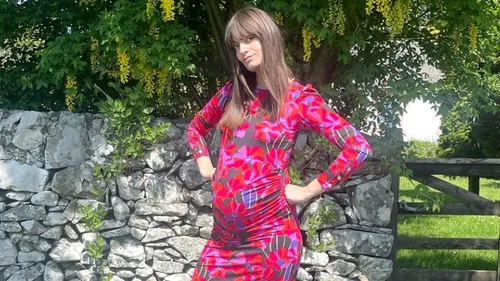 Clara Luciani a dit « oui » à son amoureux en Ecosse !