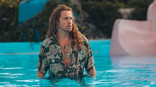 Julien Doré dévoile un échange plein d'humour avec... Evelyne Dhéliat