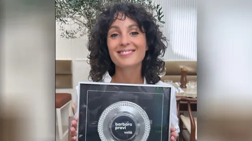 Barbara Pravi affiche fièrement son disque de diamant
