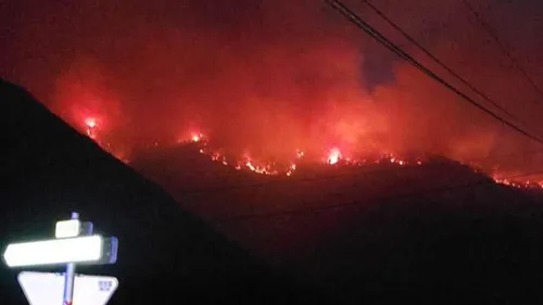 Une tour partiellement ravagée par un incendie aux Ulis en Essonne