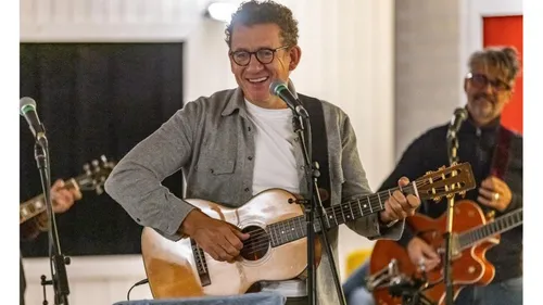 Dany Boon prépare une série liée à Johnny Hallyday !