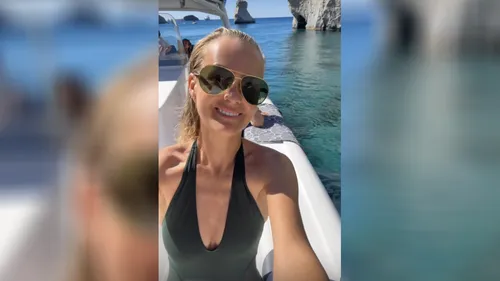 Laeticia Hallyday profite de ses vacances sur l’île grecque de Milos