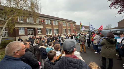 La colère des parents d'élèves s'est matérialisée à Noyon