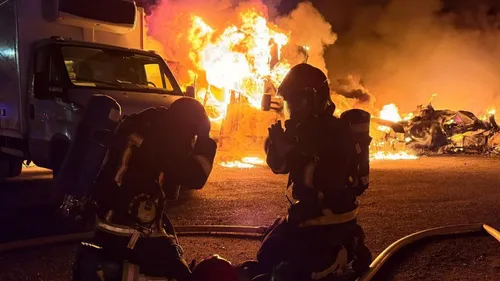 Pas moins de 17 camions détruits dans un incendie sur le parking...