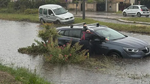 Une voiture presque immergée par les eaux de pluie à Aubergenville