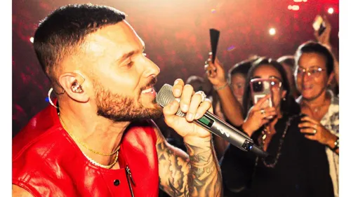 M. Pokora reçoit un cadeau... inattendu en plein concert