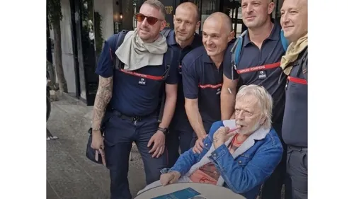 Renaud salue des pompiers en grève rencontrés en terrasse