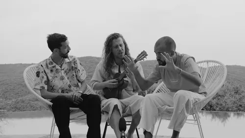 Découvrez la version acoustique de « Coup de vieux », avec Julien...