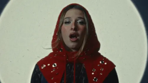 Helena s'engage avec le clip de « Capuche »