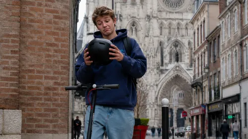Amiens acte le port obligatoire du casque en trottinette