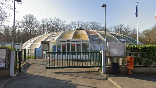 Des familles des Mureaux dénoncent la fermeture de la piscine en...