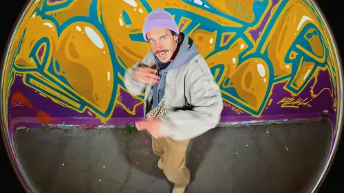 Flo Delavega dévoile le clip lumineux d’« Aimer les gens »