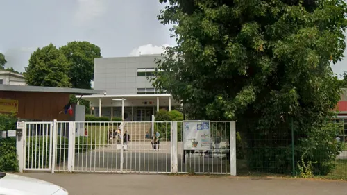 Petite panique après l’entrée d’un chien dans la cour du collège...