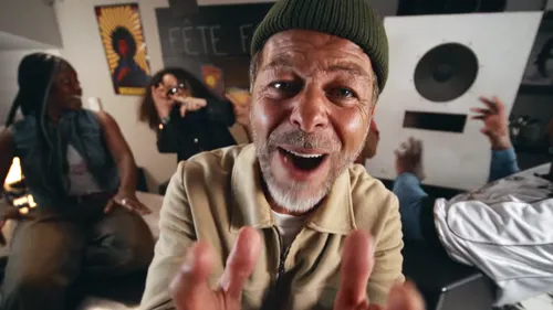 Christophe Maé dévoile un clip plein de bonne humeur pour « Y'a que...