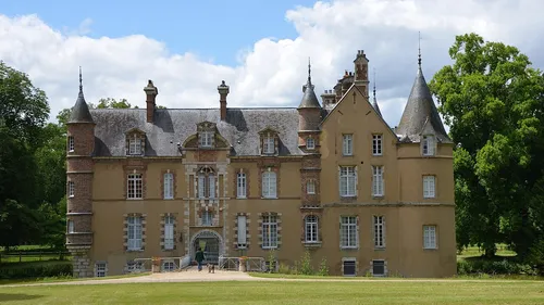 Un vide-grenier au château de Lorrez-le-Bocage