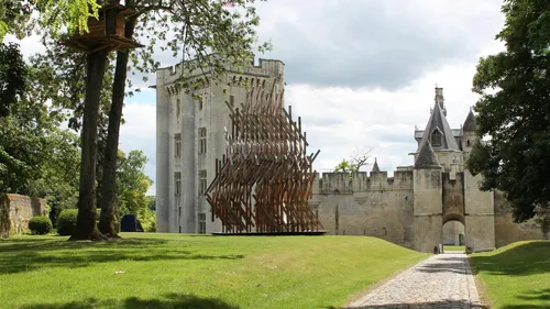 Le Donjon de Vez se découvre à la lumière du crépuscule