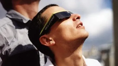 Éclipse solaire : les lunettes de protection prises d'assaut dans...