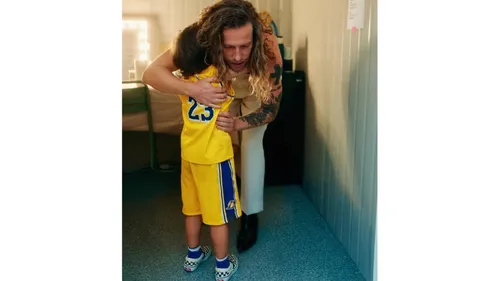 Julien Doré célèbre ses 44 ans avec son fils... moment complice !