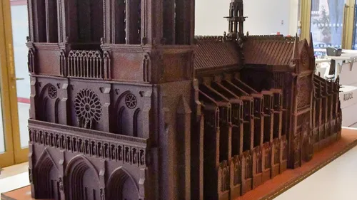 La cathédrale Notre-Dame de Paris se dévore des yeux à Fontainebleau