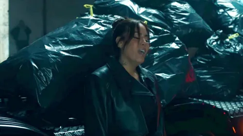 Amel Bent livre ses angoisses dans le clip « Décharge mentale » 