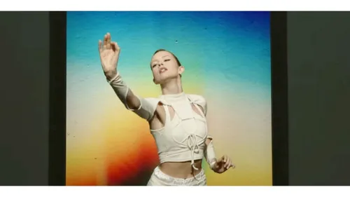 Angèle révèle ses talents de danseuse dans son nouveau clip 