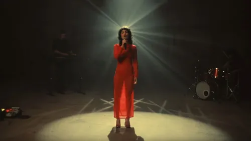 « Bravo » : regardez le dernier clip de Barbara Pravi