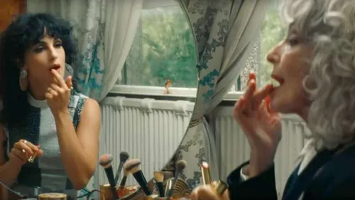 Barbara Pravi s'imagine contemporaine de Dalida et d'Aznavour dans...