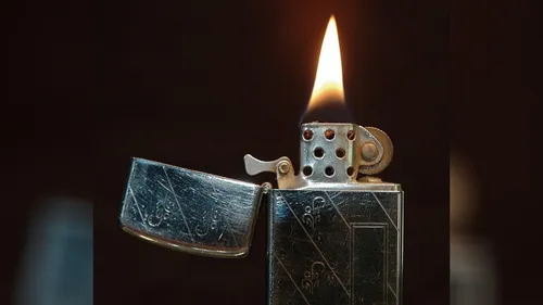 Un locataire quitte son appartement après y avoir mis le feu à...