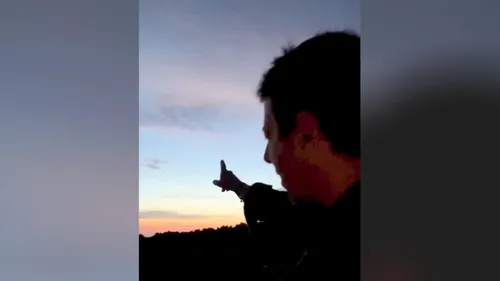 Patrick Bruel, au piano, interprète « Ce monde-là » en plein air en...