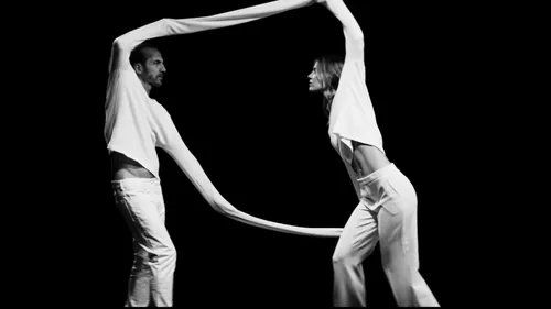 Calogero sort un clip pour « Le hall des départs »